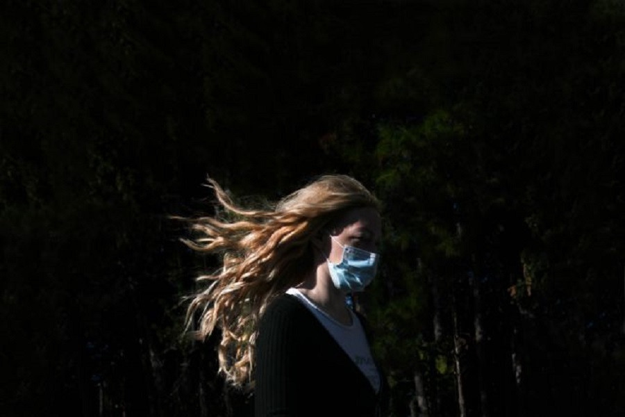 Είναι πολλά τα λεφτά… για να είσαι ανεμβολίαστος – Ασφυκτικές πιέσεις που μπορεί να γυρίσουν μπούμερανγκ σε οικονομία και κοινωνία