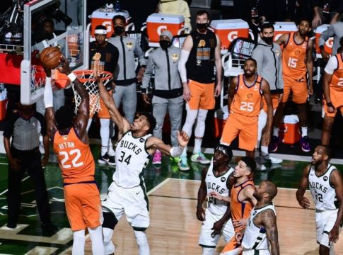 Κορυφαία φάση των playoffs η τρομακτική τάπα του Αντετοκούνμπο στον Έιτον (vid)