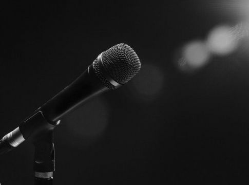 Πασίγνωστη τραγουδίστρια αποκαλύπτει: «Φύγαμε άρον άρον, θα τρώγαμε ξύλο»