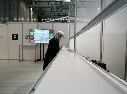 Κορωνοϊός: Ανεβάζει ξανά στροφές το εμβολιαστικό πρόγραμμα – Προνόμια και μετάλλαξη Δέλτα σπρώχνουν τους διστακτικούς προς το… τσίμπημα