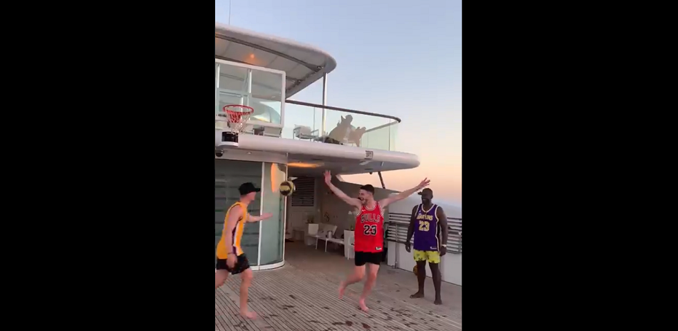 Μάουντ και Ράις παίζουν μπάσκετ σε… γιοτ στη Μύκονο (vid)