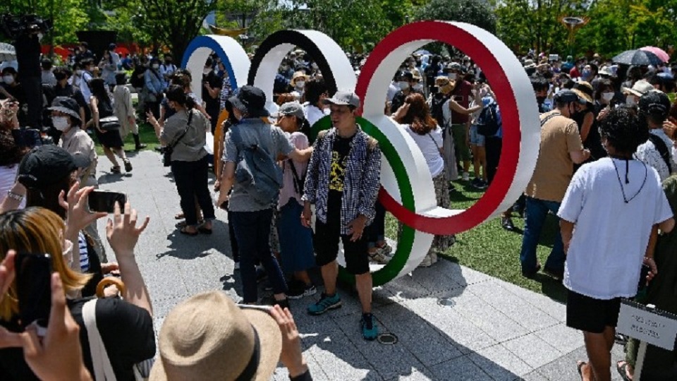 Κάτοικοι συγκεντρώθηκαν έξω από το Ολυμπιακό στάδιο πριν την τελετή έναρξης