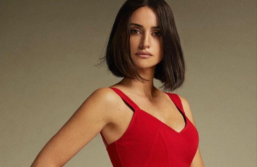 Υπόκλιση: Η Penelope Cruz στα 47 της ποζάρει με μαγιό και λατρέψαμε το σώμα της!