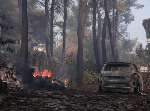 Χαρδαλιάς για φωτιά σε Σταμάτα και Ροδόπολη: Παραμένουν πολλές διάσπαρτες εστίες – Τέσσερις προσαγωγές
