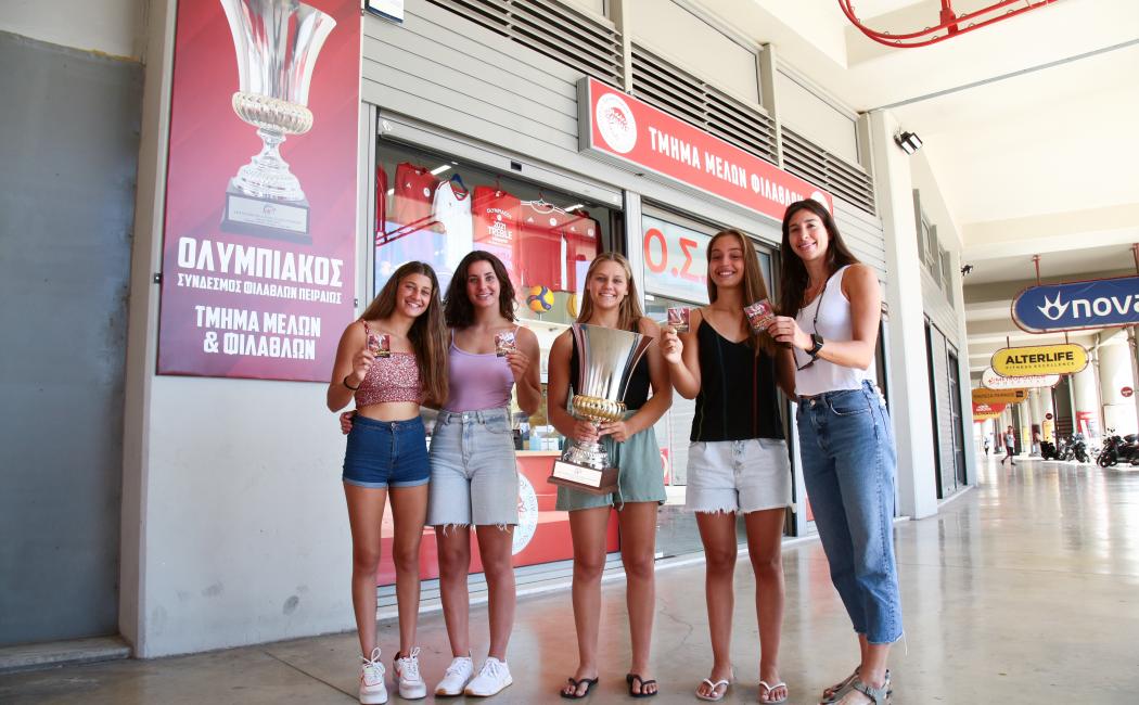 Ολυμπιακός: Οι Πρωταθλήτριες Ευρώπης, παρέλαβαν το συλλεκτικό pin! (pics)
