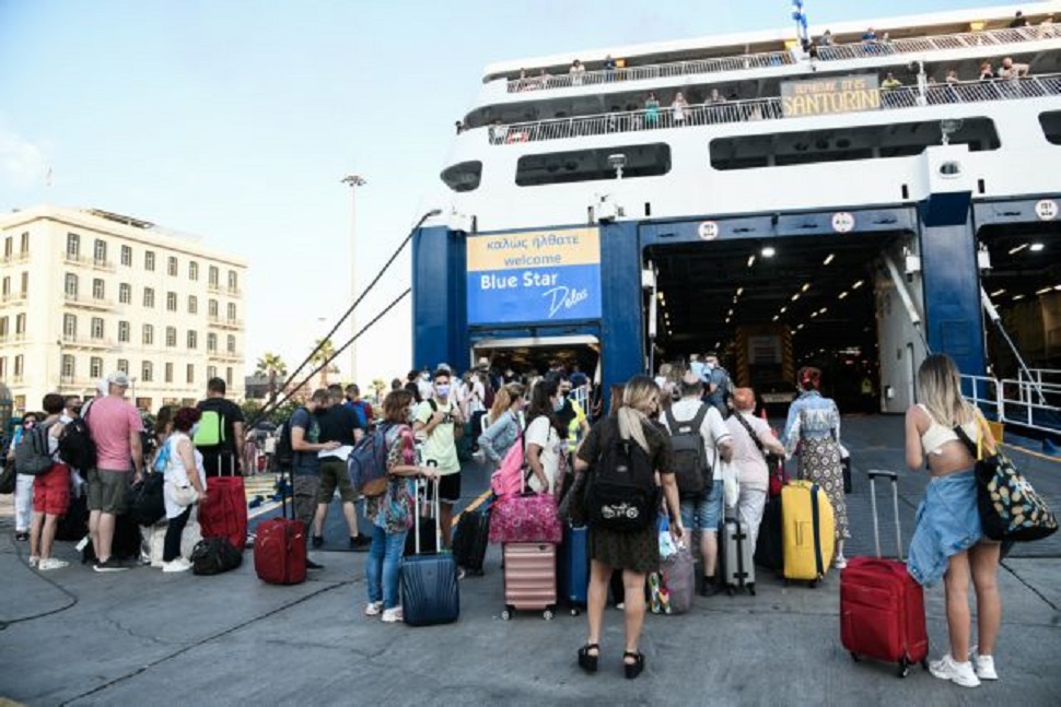 O κακός χαμός στον Πειραιά – Γιατί πρέπει να είστε στο λιμάνι μία ώρα πριν την αναχώρηση (vids)