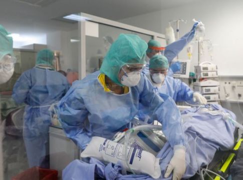 Εμβολιασμένος γιατρός που νοσηλεύεται με κορωνοϊό εξηγεί γιατί πρέπει να εμβολιαστούν οι νέοι