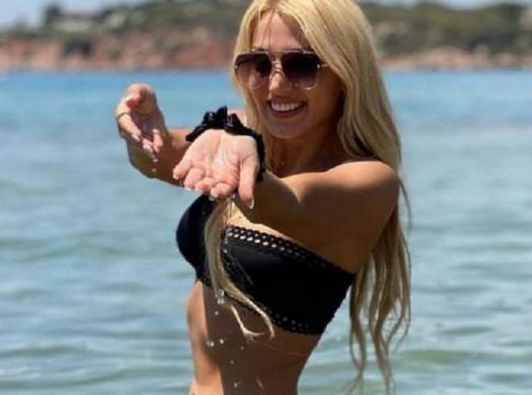 Όταν η Κωνσταντίνα Σπυροπούλου «ισοπέδωσε» στην άμμο το Instagram