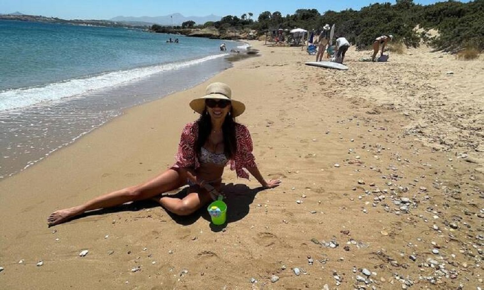 Σταματίνα Τσιμτσιλή: Η απόλυτη Ελληνίδα μάνα στην παραλία
