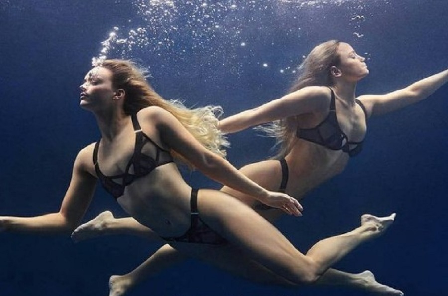 Δυο αθλήτριες συγχρονισμένης κολύμβησης φωτογραφίζονται με εσώρουχα για να στείλουν ένα ηχηρό μήνυμα