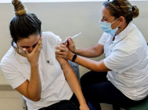 Κορωνοϊός: «Πράσινο» φως για τον εμβολιασμό των 16άρηδων μόνο με Pfizer