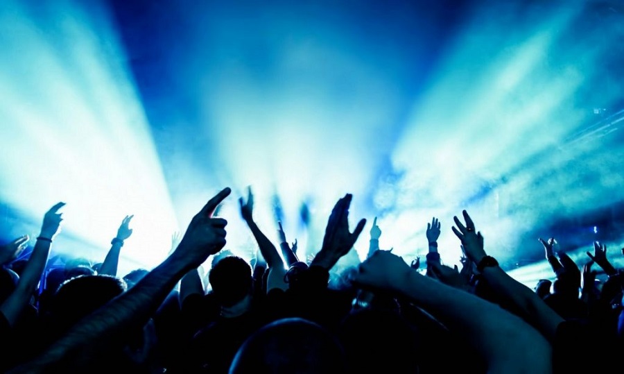 «Αφού δεν κόλλησα εδώ, δεν θα κολλήσω πουθενά» – Αφελείς και επικίνδυνες αναρτήσεις από τα πάρτι της παραλιακής