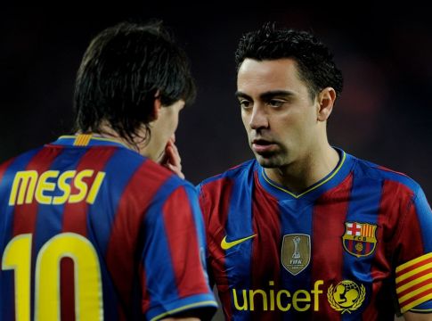 Τσάβι: «Θα πόνταρα πως ο Μέσι θα μείνει στην Μπαρτσελόνα»