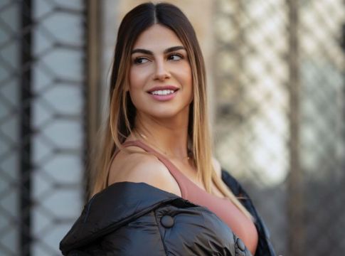 Πιο σέξι από ποτέ η Χριστίνα Κεφαλά του Survivor: Φοράει μόνο το πουλόβερ και τις μπότες της! (pics)