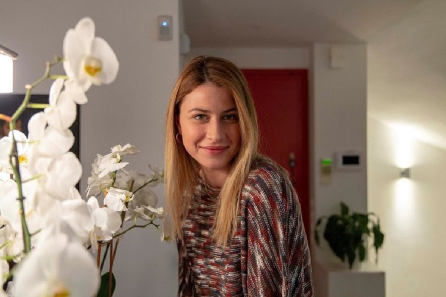 Η «Ιωάννα» της σειράς «Αγγελική» ποζάρει με μαγιό κι αναστατώνει
