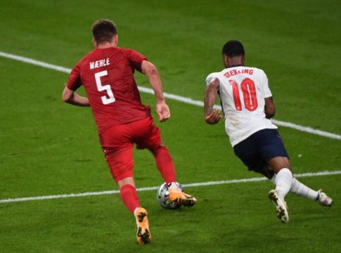 Για αυτό καταλόγισε πέναλτι ο VAR στο πέσιμο του Στέρλινγκ (vid)