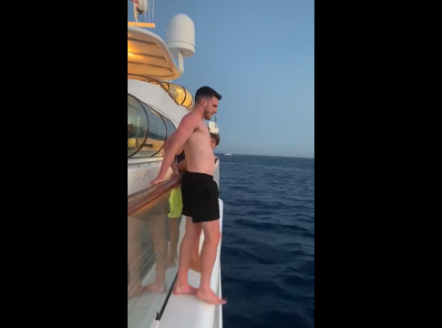 Βουτιές στη Μύκονο για Μάουντ και Ράις (vid)