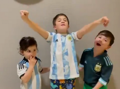«Τρελάθηκαν» οι γιοι του Μέσι με την κούπα (vid)