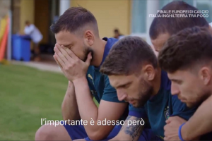 Η συγκλονιστική στιγμή που οι Ιταλοί βλέπουν τον Έρικσεν να καταρρέει (pics & vid)