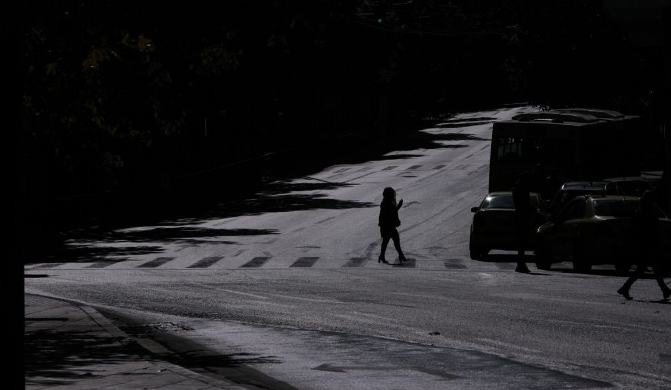 Κόκκινος συναγερμός: Σκέψεις για… εκ νέου απαγόρευση κυκλοφορίας και «σιωπή» στην εστίαση
