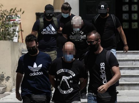 Δείτε σε βίντεο clip τον… ράπερ – αστυνομικό που κατηγορείται πως εξέδιδε την 19χρονη