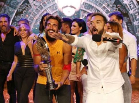 Επίσκεψη – έκπληξη στο μαγαζί του Σάκη Κατσούλη από τον Τριαντάφυλλο