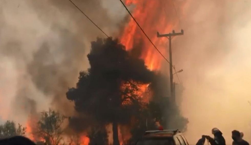 Εκτός ελέγχου η φωτιά σε Σταμάτα και Ροδόπολη – Καίγονται σπίτια