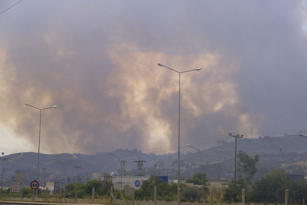 Προς ύφεση το πύρινο μέτωπο στη Μαλακάσα, αγωνία για Αγιο Στέφανο και Θρακομακεδόνες – Συναγερμός για αναζωπυρώσεις