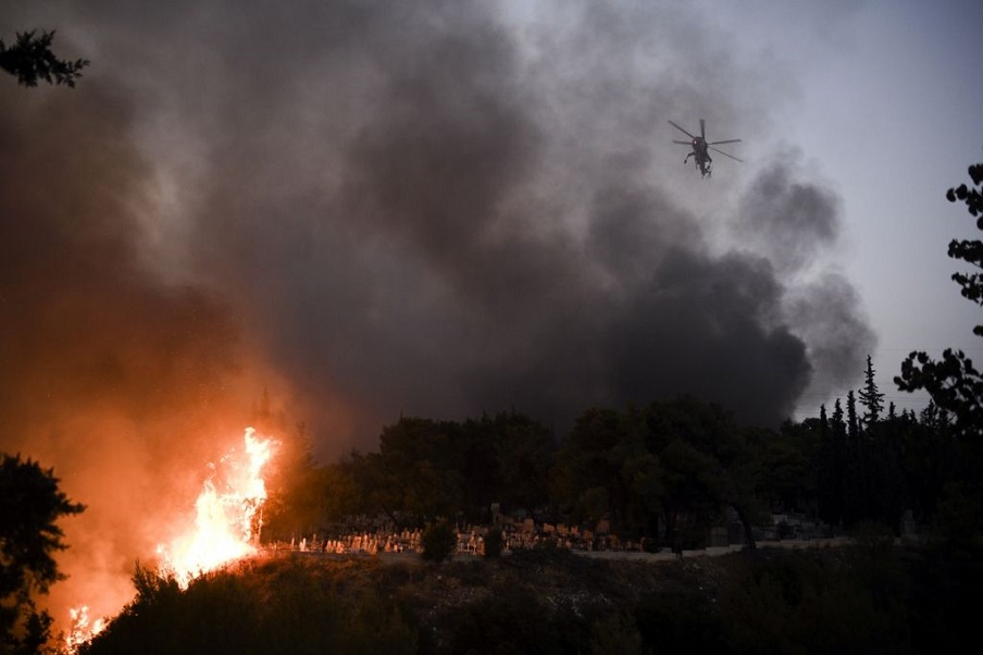 Φωτιά στη Βαρυμπόμπη – Η πύρινη λαίλαπα από τα μάτια του ξένου Τύπου