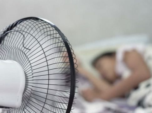 Γιατί δεν πρέπει να κοιμάστε ποτέ με τον ανεμιστήρα ανοιχτό ακόμα κι αν έχει καύσωνα
