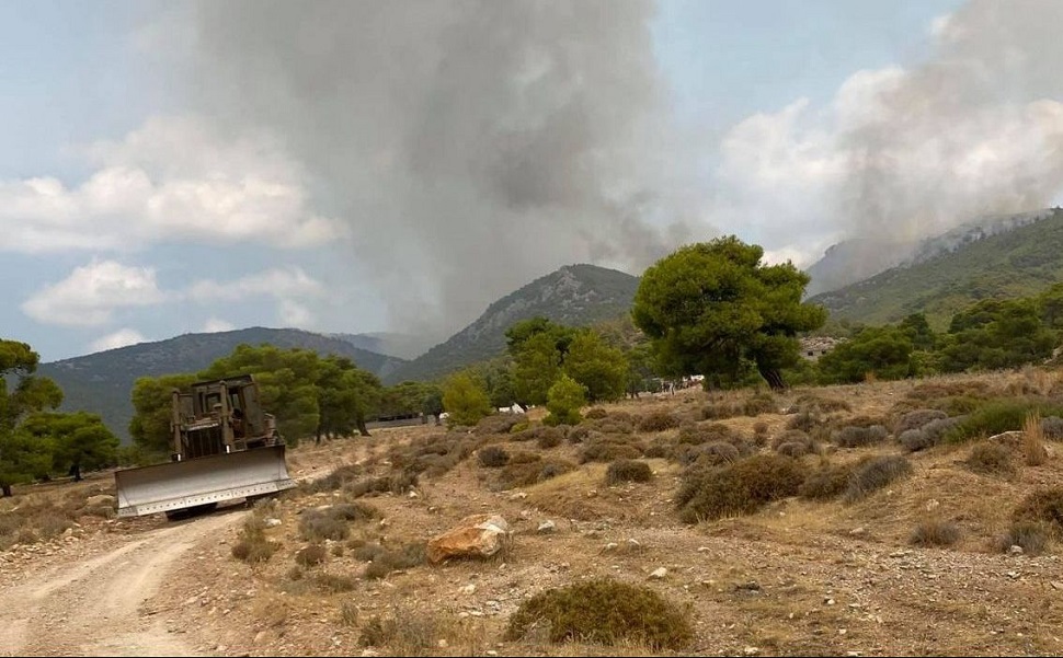 Βίλια – Τιτάνια μάχη με τις φλόγες στο Όρος Πατέρα – Έκκληση για εναέρια μέσα (vid)