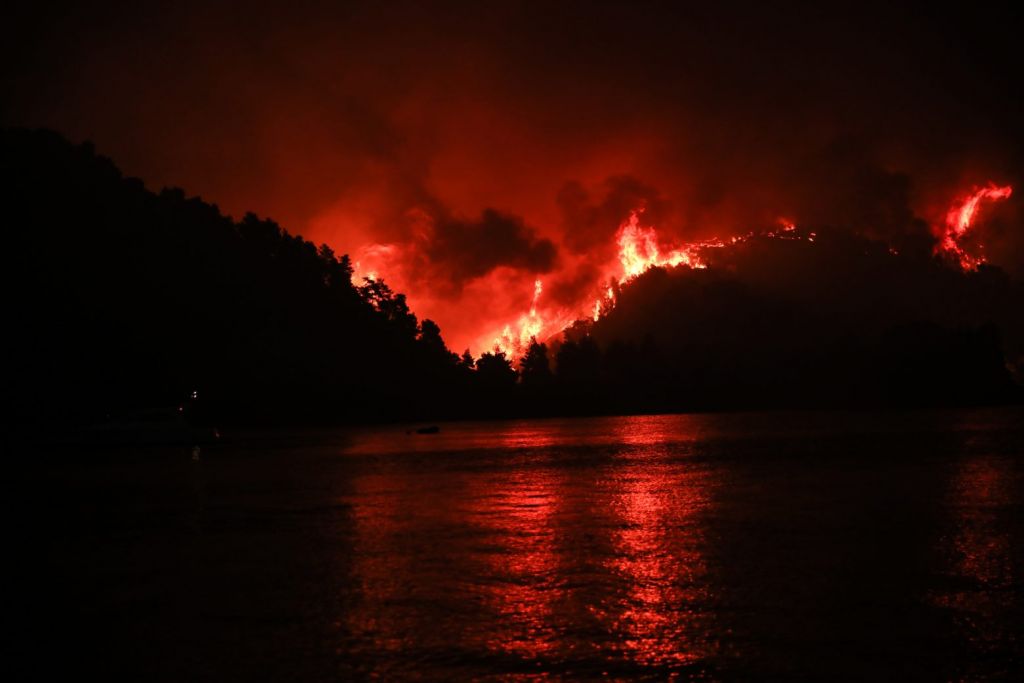 Φωτιά στην Εύβοια – Παραδομένη στις φλόγες η Εύβοια – Σε επιφυλακή πλωτά μέσα