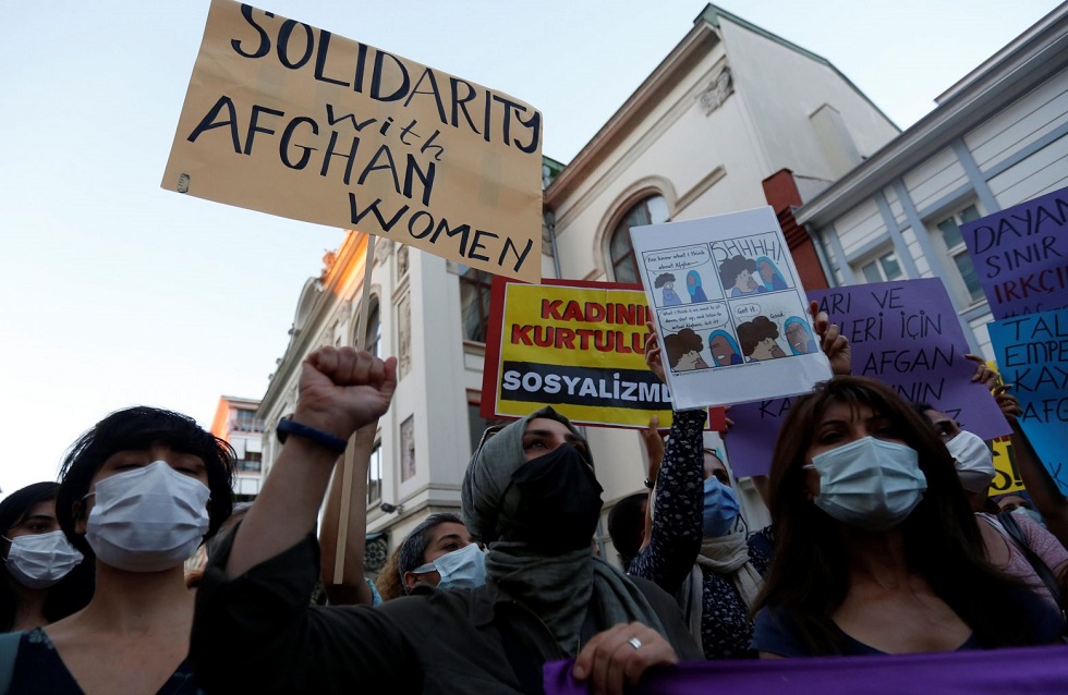 Αφγανή δημοσιογράφος καλεί τις γυναίκες να βγουν από τα σπίτια τους – «Υψώστε τη φωνή σας»