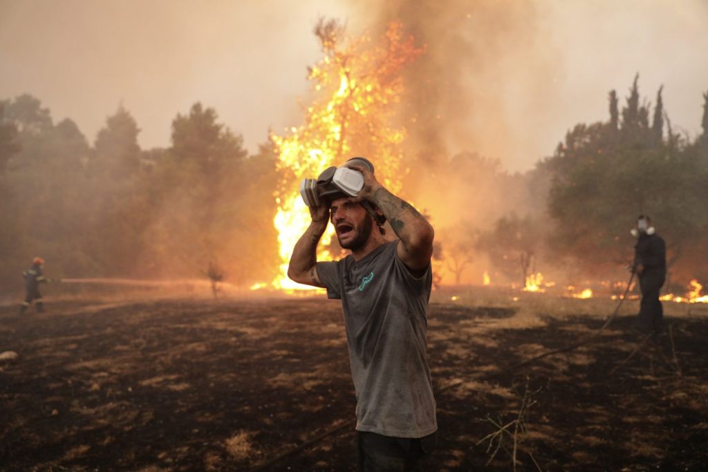Μάχες χωρίς ανάσα με τις φλόγες: Τα τρία μέτωπα της Αττικής που μαίνονται ανεξέλεγκτα