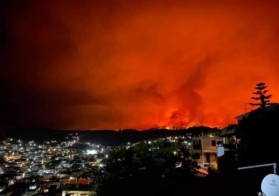 Μεγάλη καταστροφή στην Εύβοια – Τουλάχιστον 150 σπίτια κάηκαν – Έκκληση να κηρυχτεί η περιοχή σε κατάσταση έκτακτης ανάγκης