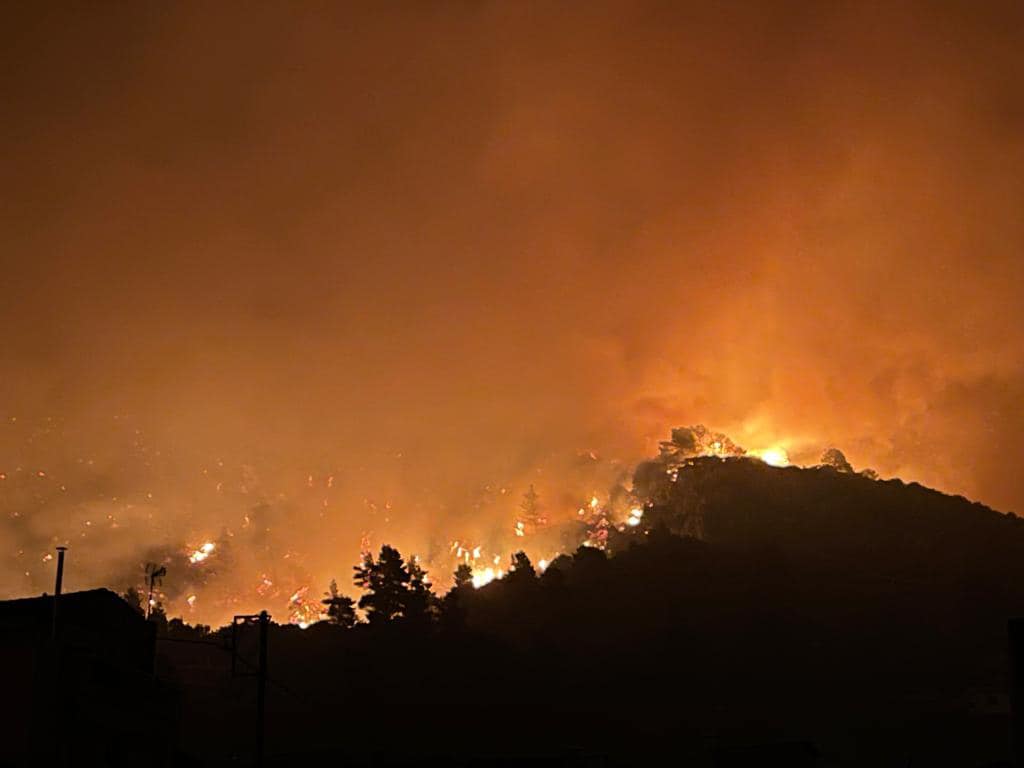Παραδομένη στις φλόγες η μισή Ελλάδα – Βιβλική καταστροφή στην Εύβοια – Μαίνεται η φωτιά σε Μάνη, Ηλεία, Μεσσηνία