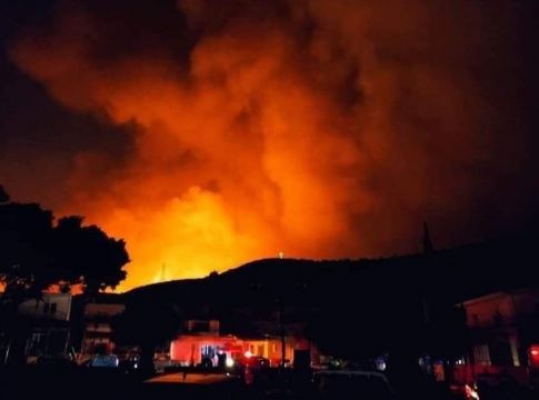 Ρόδος – Ολονύκτια μάχη με τις φλόγες – Ισχυροί άνεμοι δυσκολεύουν την κατάσβεση