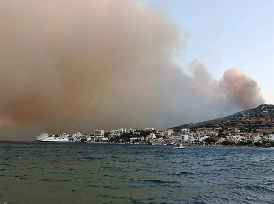 Συνεχίζεται η μάχη με τις φλόγες στην Κάρυστο – Σώθηκε το Μαρμάρι, ζημιές σε σπίτια στον οικσμό Κοκκίνη