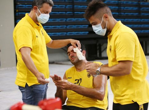 ΑΕΚ – Έκανε ράμματα ο Μαυροειδής μετά από χτύπημα αντιπάλου (pic)