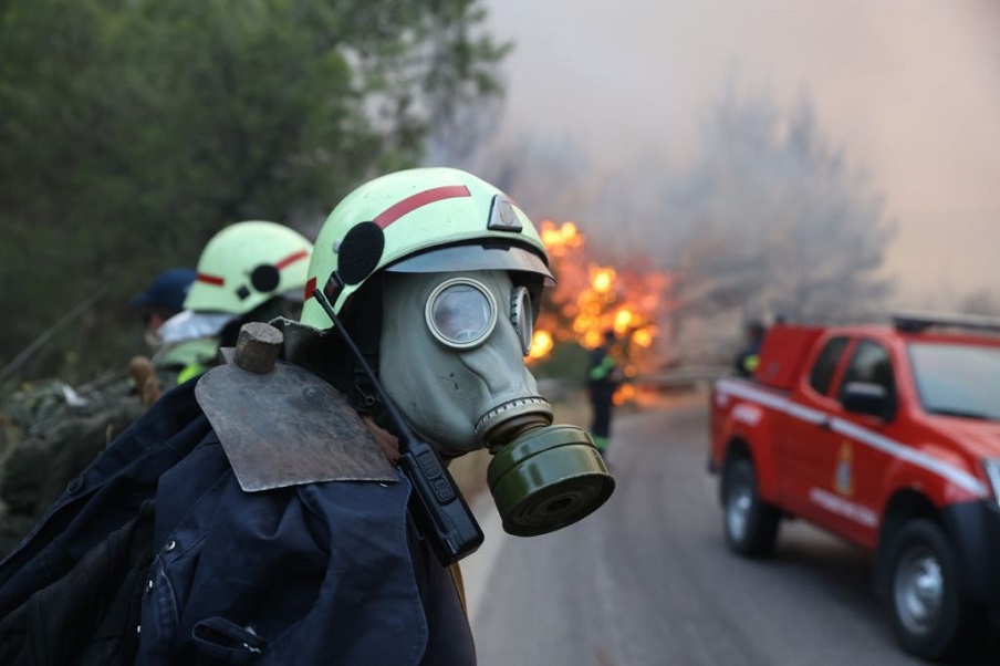 Ήρωες στο πύρινο μέτωπο – Οι πυροσβέστες που συγκλονίζουν με την προσπάθειά τους