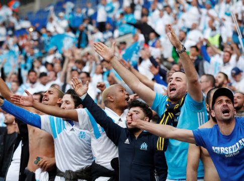 Οι οπαδοί της Μαρσέιγ αποθέωσαν την ομάδα για την απόφασή της να μην συνεχίσει το ματς με τη Νις (vid)