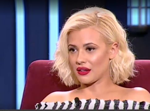 «Φωτιά» η Λάουρα Νάργες – Ρίχνει το instagram με το καταπράσινο μπικίνι της