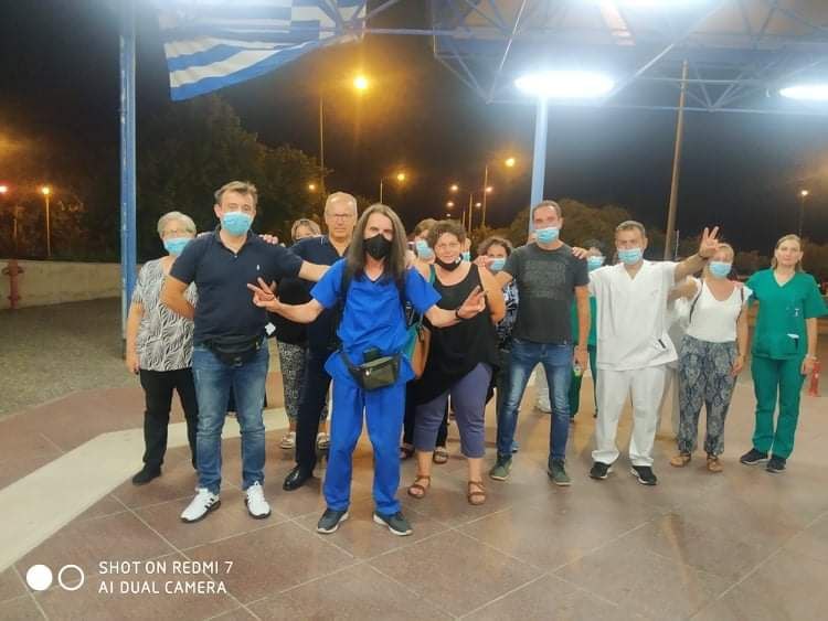 Απίστευτο – Τραυματιοφορέας έρχεται με τα πόδια από την Λάρισα στην Αθήνα για να διαμαρτυρηθεί για τις αναστολές