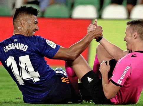 Επικός Κασεμίρο – Έκανε τάκλιν στον διαιτητή και ζήτησε κάρτα (vid)