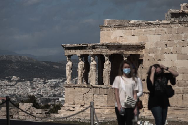 Σε εγρήγορση για να μην σκάσει «κορονοβόμβα» τον Δεκαπενταύγουστο – Από τι θα εξαρτηθεί η κορύφωση του τέταρτου κύματος