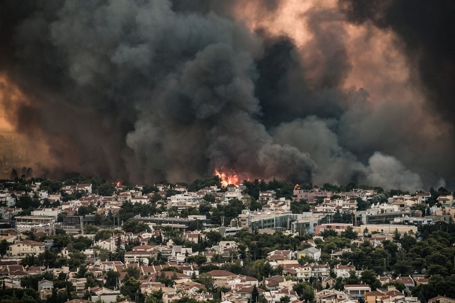 Φωτιά στη Βαρυμπόμπη – Μάχη με τον χρόνο δίνουν οι πυροσβέστες – Απομακρύνθηκαν οι εγκλωβισμένοι