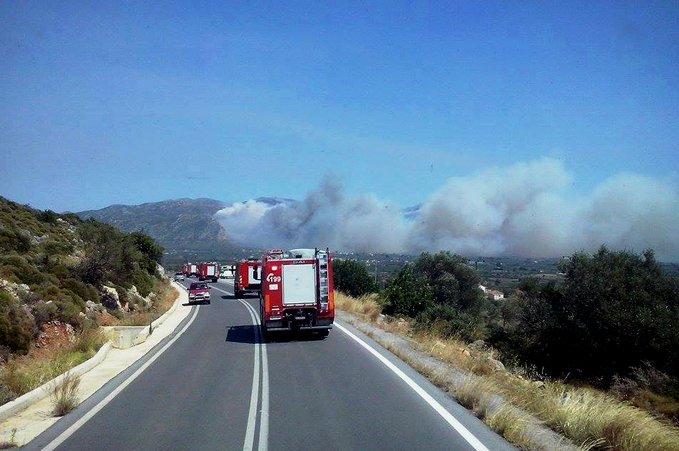 Μεγάλη φωτιά στο Μαρκάτι Λαυρίου – Επιχειρούν και εναέρια μέσα