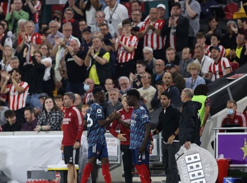 Το standing ovation των οπαδών της Μπρέντφορντ στον Σάκα (vid)