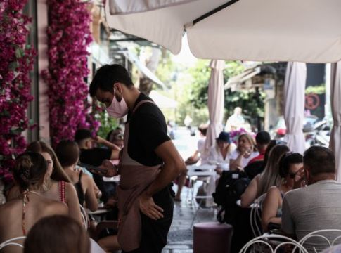 Όλα τα μέτρα – Πού μπαίνει απαγορευτικό στους ανεμβολίαστους – Τι ισχύει για τα κλειστά γήπεδα