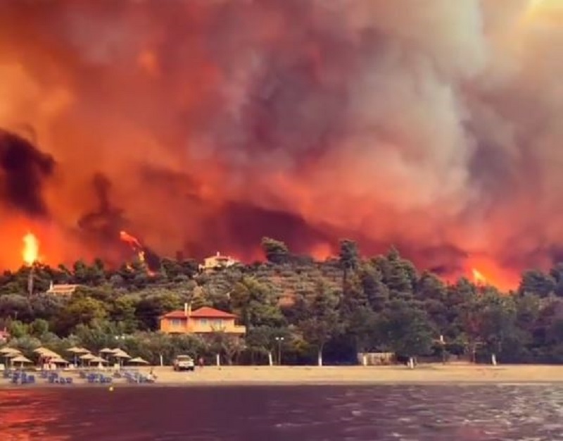 Ασύλληπτες εικόνες από τον πύρινο εφιάλτη στην Εύβοια – Ολιγωρία καταγγέλλουν τοπικοί άρχοντες